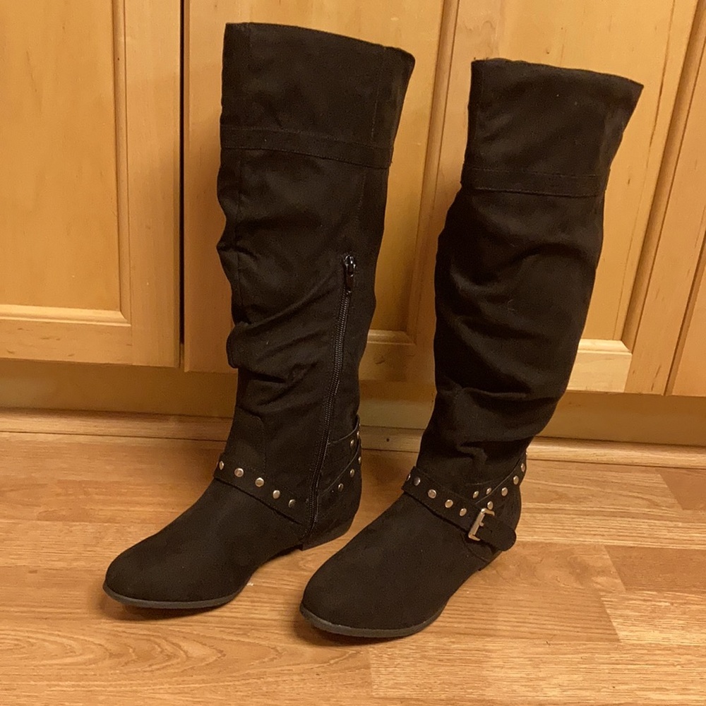 Mari A black 7/2 slouch boots.